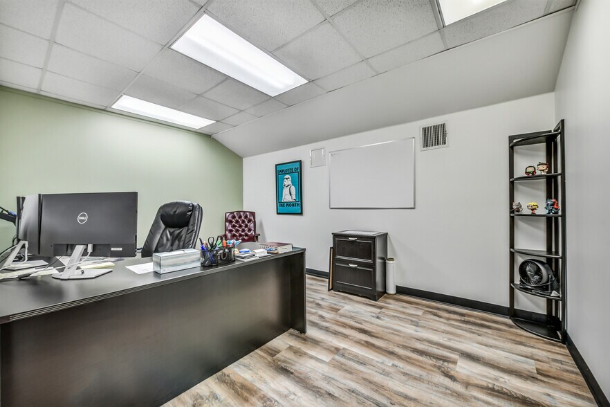 More Photos Of 2401 Parkwood Ave, Friendswood Office For Sale