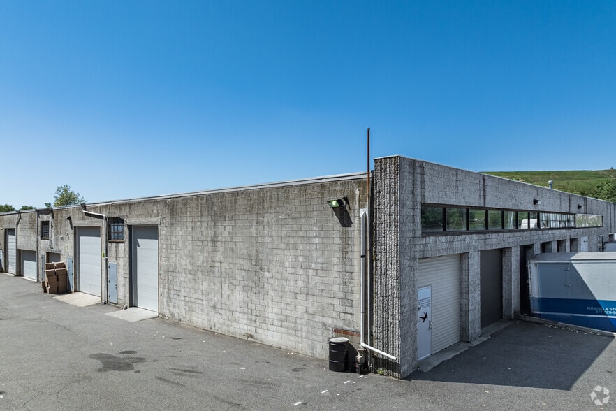 More Photos Of 445 Winding Rd, Old Bethpage Warehouse For Lease