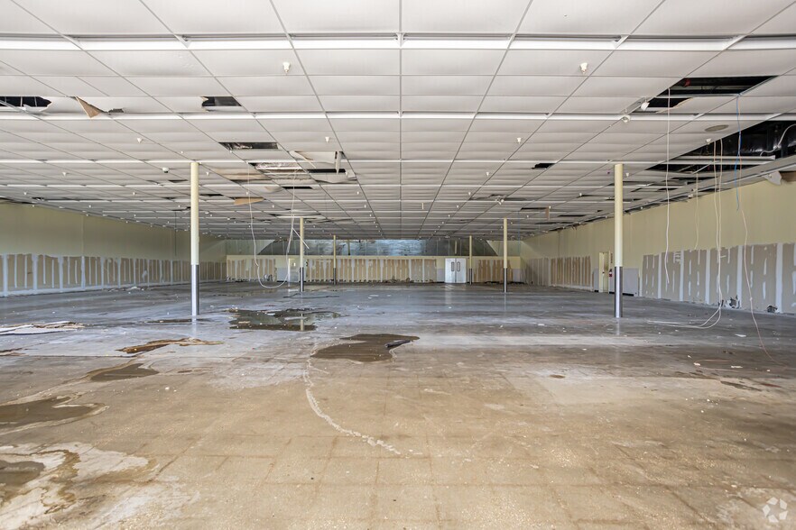 More Photos Of 5501 Crowder Blvd, New Orleans Storefront Retail Office For Lease