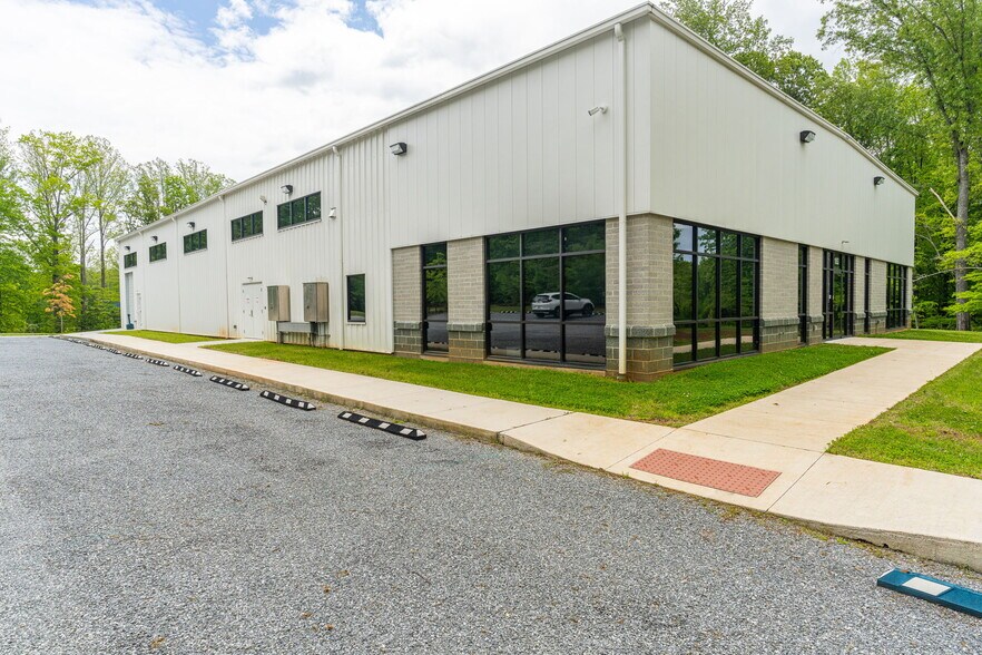 More Photos Of 1053 E London Park Dr, Forest Service For Lease