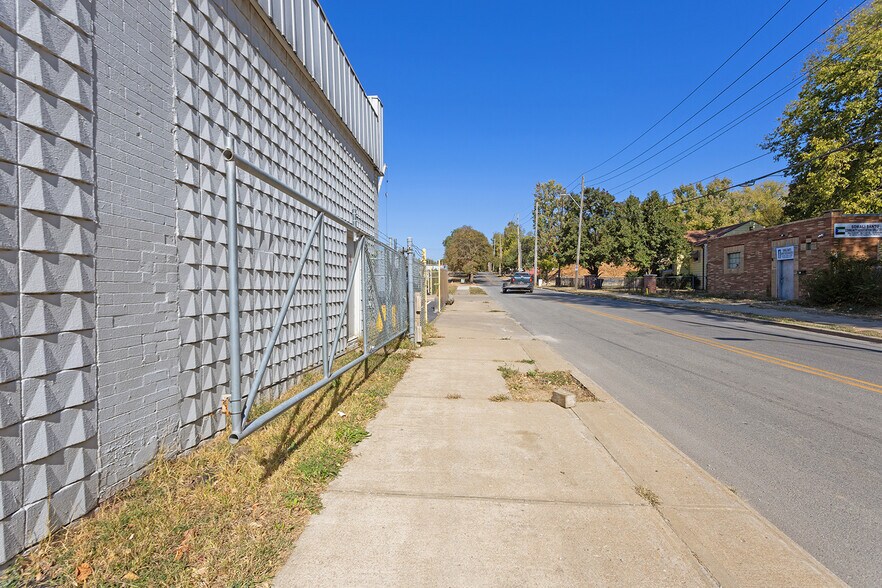 More Photos Of 814 Brooklyn Ave, Kansas City Warehouse For Sale