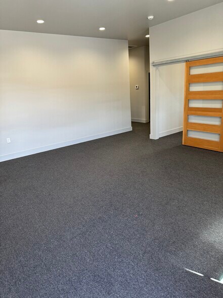 More Photos Of 601 Enterprise Dr, Edmond Office For Lease