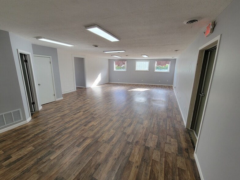 More Photos Of 4646-4660 E Lake Rd, Sheffield Lake Unknown For Lease