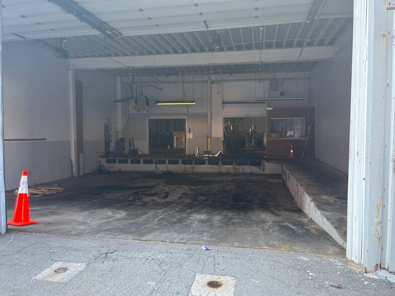 More Photos Of 8-10 Beech St, Paterson Industrial For Lease