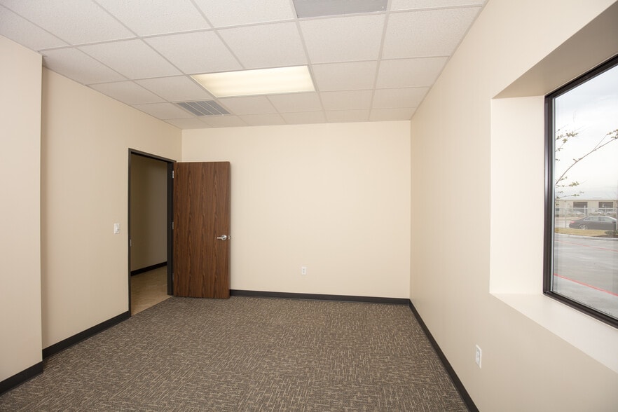 More Photos Of 3406 Longhorn Dr, Houston Warehouse For Lease