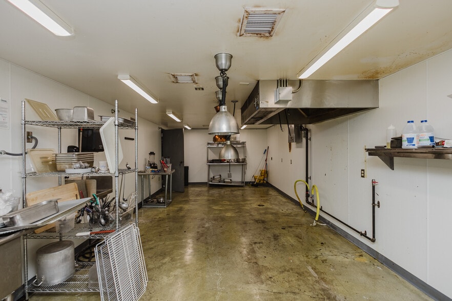 More Photos Of 830 N Kansas Ave, Topeka Bar For Sale