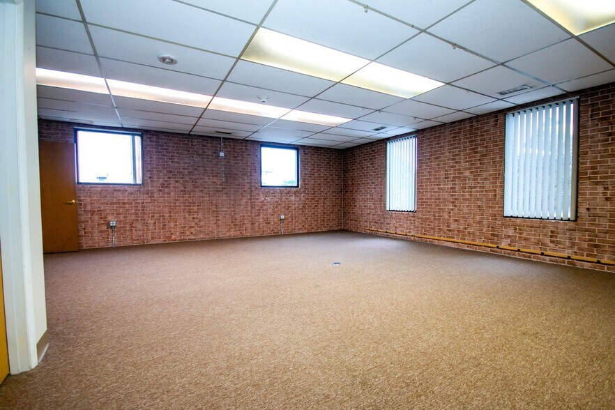 More Photos Of 1300 Jefferson Blvd, Warwick Showroom For Lease