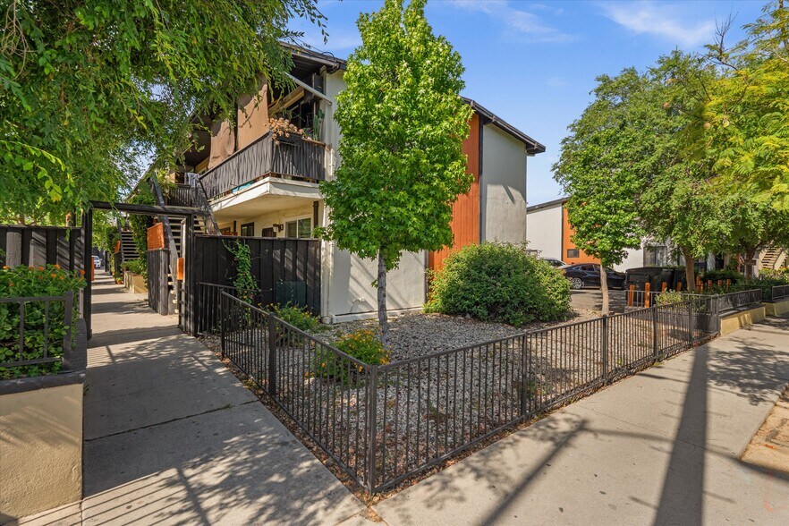 More Photos Of 12515 Saticoy St, North Hollywood Apartments For Sale