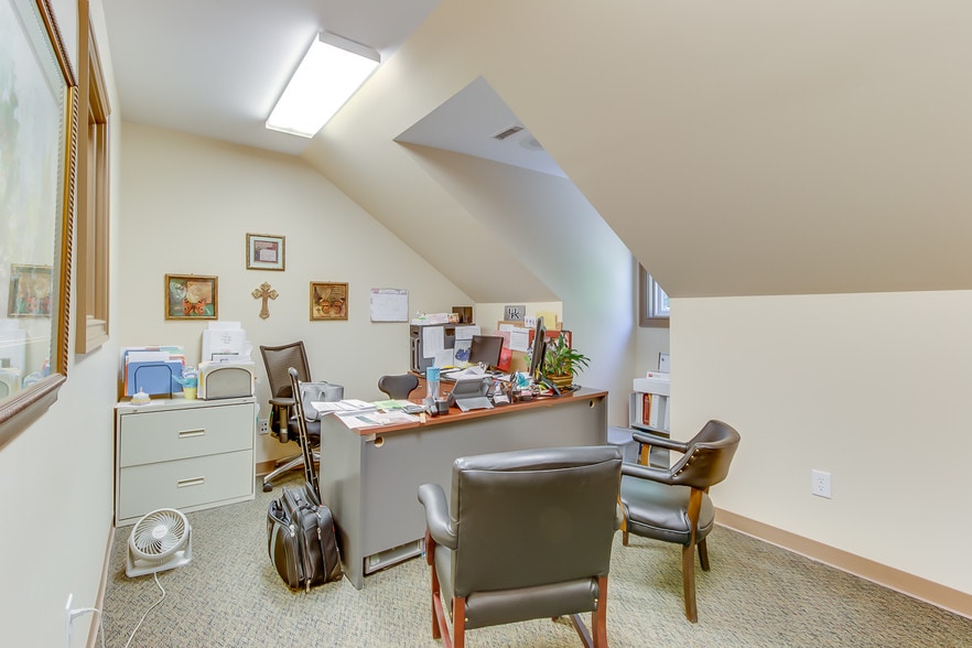 More Photos Of 135 Professional Park Dr, Seneca Healthcare For Lease