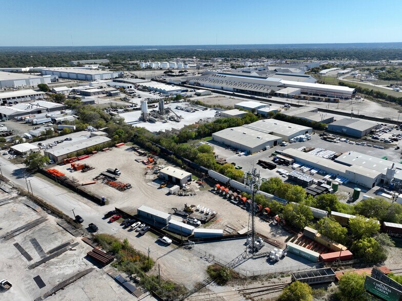 More Photos Of 2420 NE 35th St, Fort Worth Service For Lease