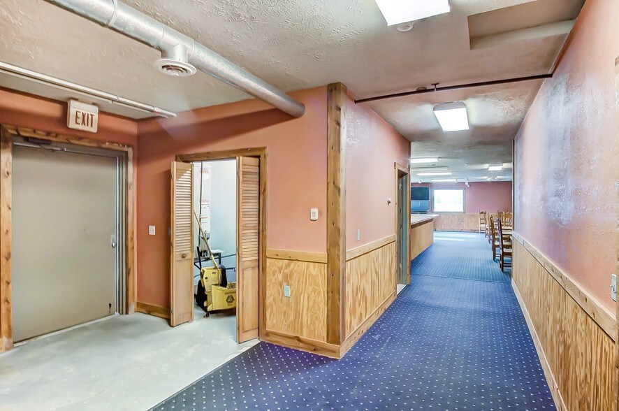 More Photos Of 20660 W Bowling Green Road, Weston Auto Repair For Lease