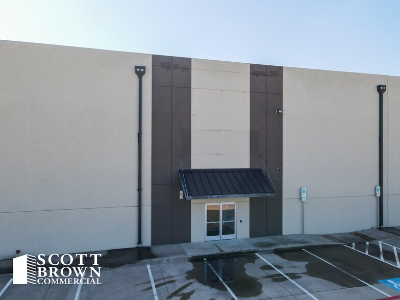 More Photos Of 1550 N Western Blvd, Denton Warehouse For Lease