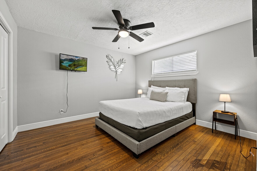 More Photos Of 2512 Calumet St, Houston Apartments For Sale