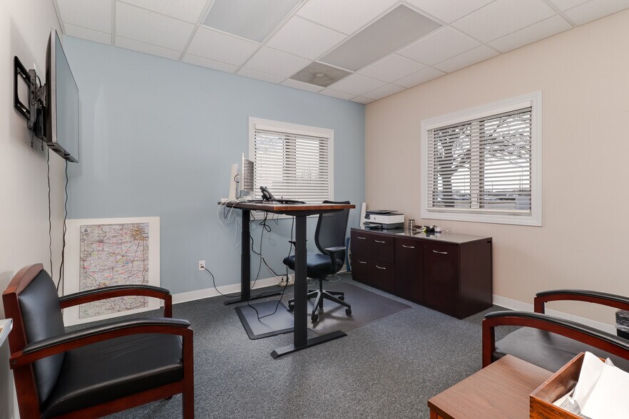 More Photos Of 1605 Commerce Pky, Bloomington Office For Lease