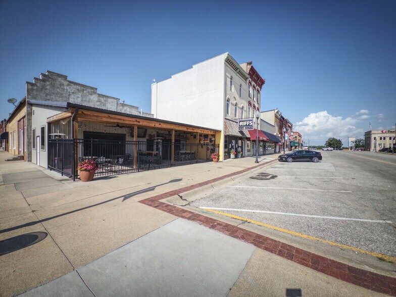 More Photos Of 114 E 5th St, Wahoo Bar For Sale