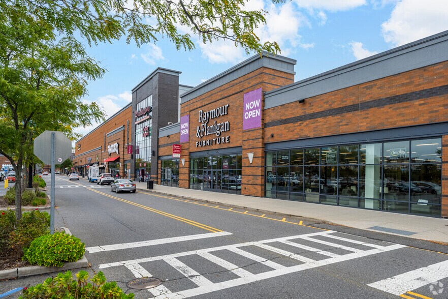 Primary Photo Of 410-632 Gateway Dr, Brooklyn General Retail For Lease