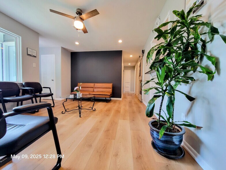 More Photos Of 1913 Hemlock Dr, Haltom City Office For Sale
