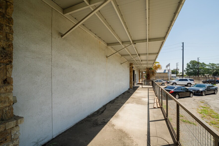 More Photos Of 302 Casa Blanca St, San Antonio Warehouse For Sale