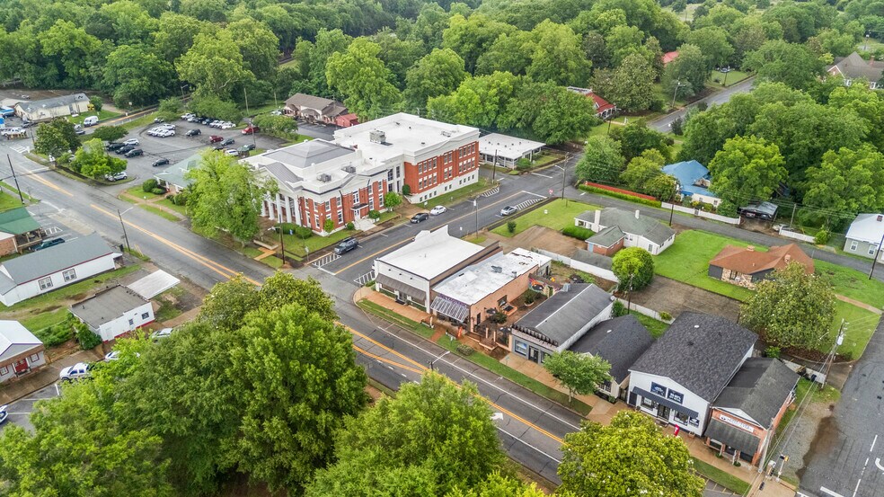 More Photos Of 102 S College St, Hamilton Flex For Sale