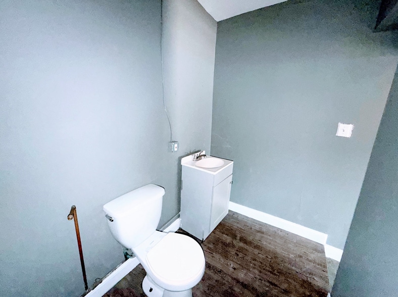 More Photos Of 300 W Coulter St, Philadelphia Flex For Lease