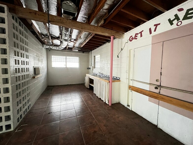 More Photos Of 2609 E Cesar Chavez St, Austin Restaurant For Lease