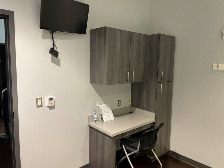 More Photos Of 3187 Paluxy Dr, Tyler Office For Sale