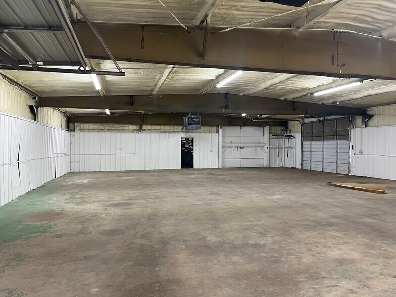 More Photos Of 5616 S Rockwell Ave, Oklahoma City Manufacturing For Lease