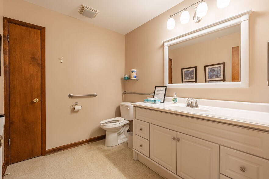 More Photos Of 302 N Hammes Ave, Joliet Medical For Lease