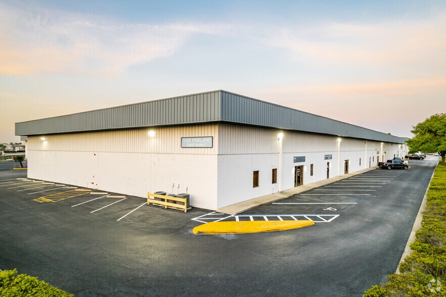 More Photos Of 3320 Vineland Rd, Orlando Unknown For Lease