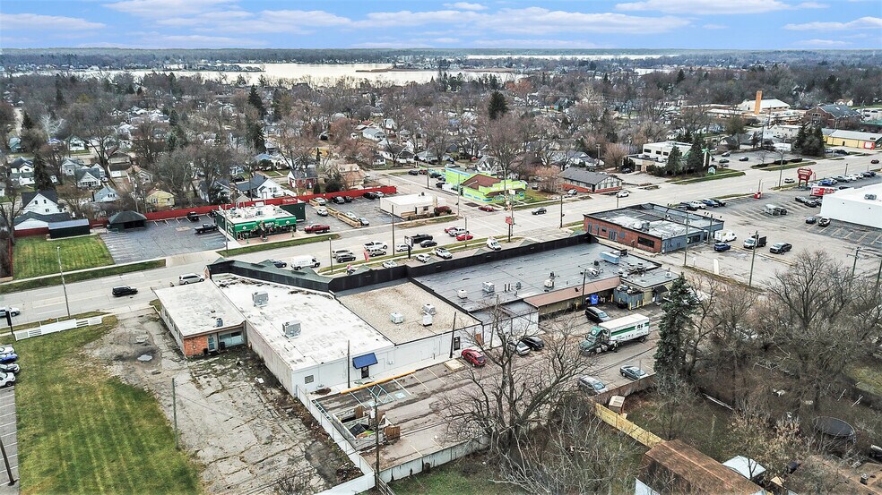More Photos Of 1052-1072 W Huron St, Waterford Freestanding For Lease