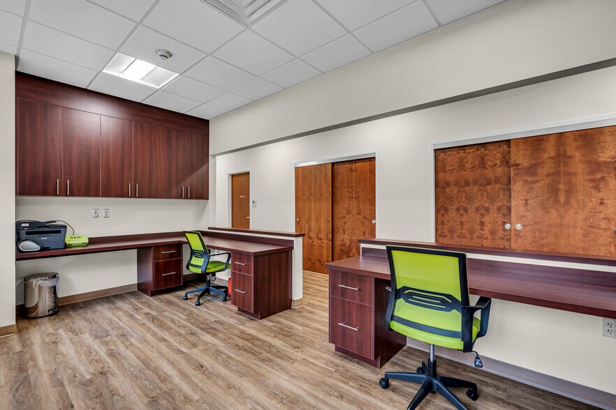 More Photos Of 500 Park Ave, Manalapan Township Medical For Lease