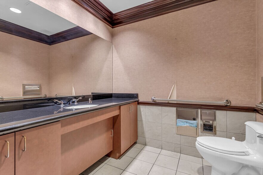 More Photos Of 5800 W Northwest Hwy, Dallas Office For Sale