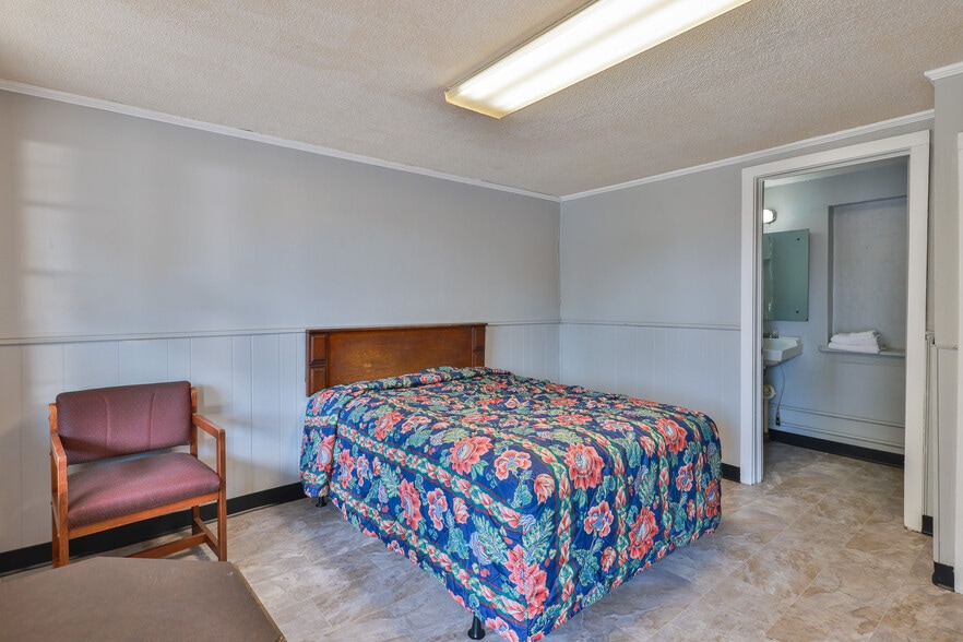 More Photos Of 551 Elm St, Martin Hotel For Sale