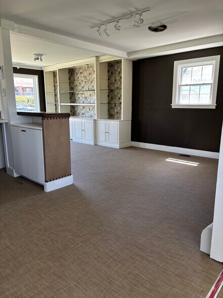 More Photos Of 3 Waterville Rd, Avon Office Residential For Lease