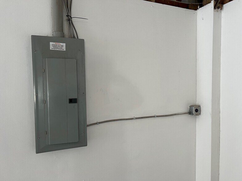 More Photos Of 7425 124th Ave, Largo Warehouse For Lease