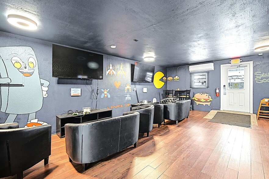 More Photos Of 124 S Fillmore St, Osceola Flex For Sale