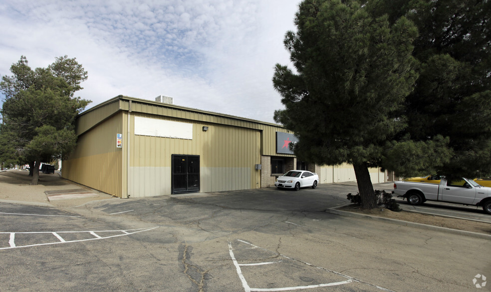 Primary Photo Of 15330 Tamarack Dr, Victorville Warehouse For Lease