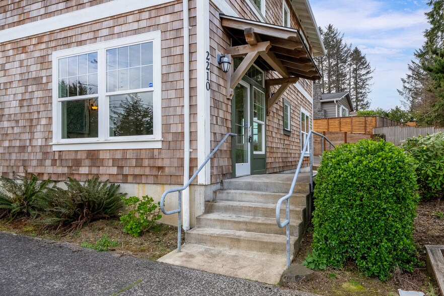 More Photos Of 2210 NE 22nd St, Lincoln City Office For Lease