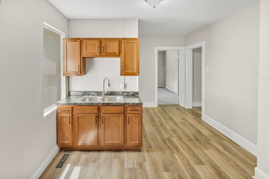 More Photos Of 302 N High St, Belleville Freestanding For Sale