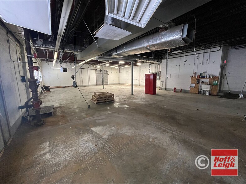 More Photos Of 2302 Hamilton Ave, Cleveland Flex For Sale