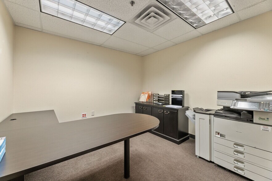 More Photos Of 940 N I-35 E, Lancaster Auto Dealership For Lease