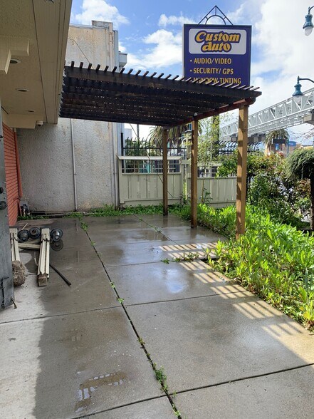 More Photos Of 296 Hegenberger Rd, Oakland Restaurant For Sale