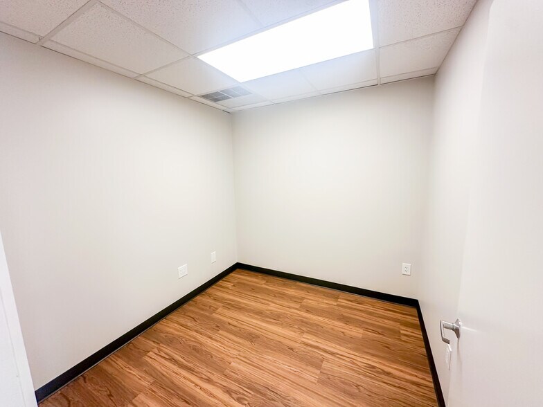 More Photos Of 11720 Warfield St, San Antonio Light Manufacturing For Lease