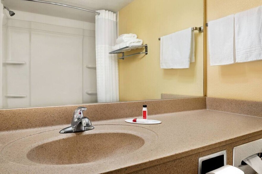 More Photos Of 4685 NE 14th St, Des Moines Hotel For Sale