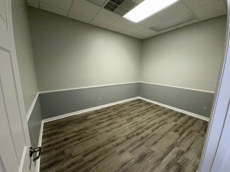 More Photos Of 106 Commerce St, Lake Mary Light Distribution For Lease
