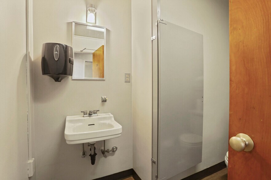 More Photos Of 1446 N Hunter St, Stockton Office For Sale