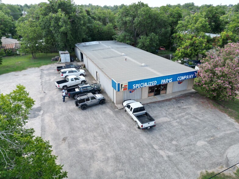 More Photos Of 1413 W San Antonio St, New Braunfels Freestanding For Sale