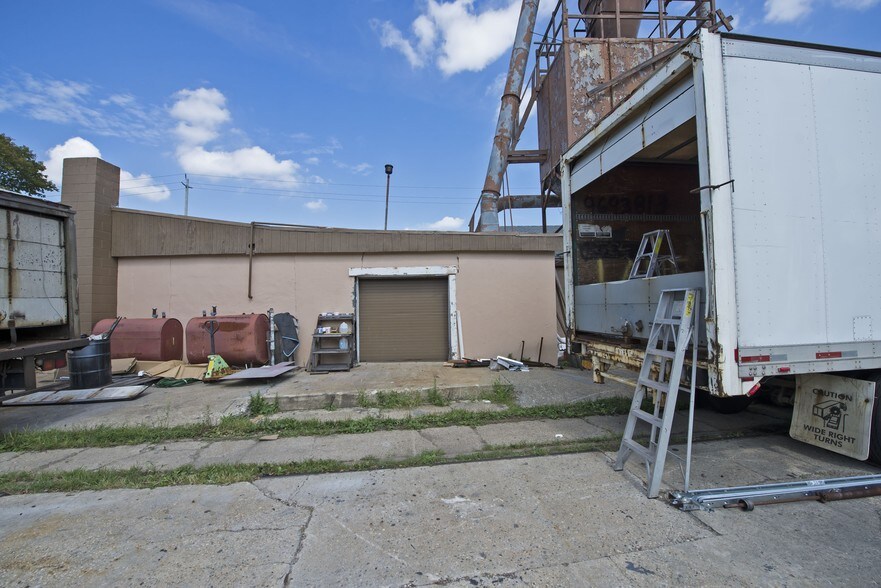 More Photos Of 2 Rossmore Ave, Central Islip Warehouse For Lease