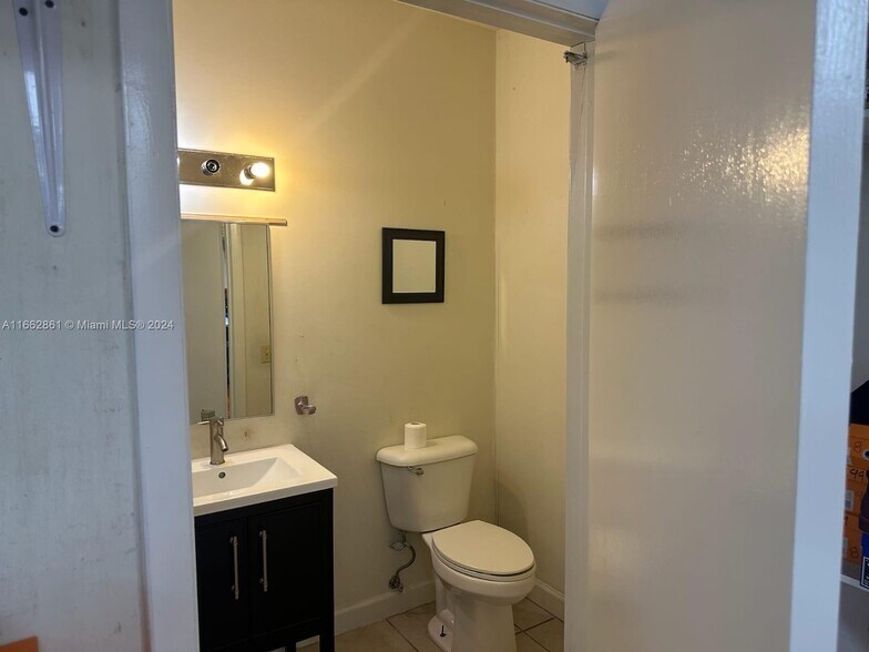 More Photos Of 1767 W 37th St, Hialeah Warehouse For Sale