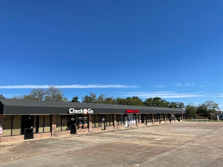 More Photos Of 310 E Davis St, Conroe Office For Lease